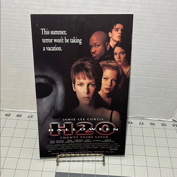 DV8 Comic Book Issue #21 - Picture 2 of 4